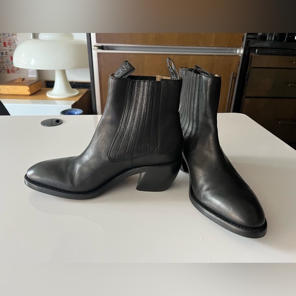 Gorgeous FREE LANCE Paris Chelsea boots size 8 - retail $1299 as new - Picture 3 of 16